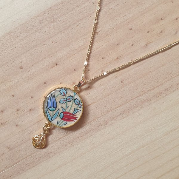 Halskette mit illuminiertem Anh&auml;nger aus orientalischen Blumen Halsband oder Sautoir