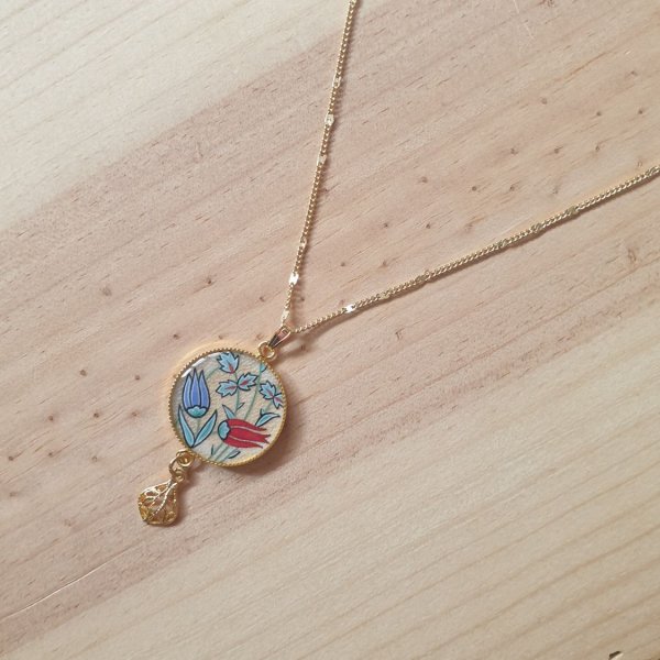 Halskette mit illuminiertem Anh&auml;nger aus orientalischen Blumen Halsband oder Sautoir