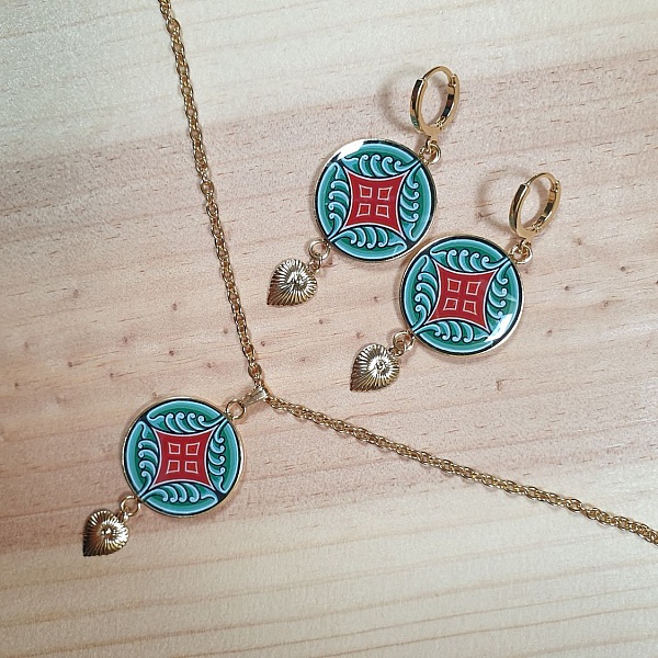 Collier pendentif motif v&eacute;g&eacute;tal m&eacute;di&eacute;val