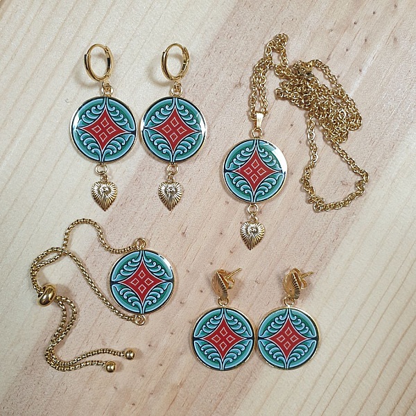 Collier pendentif motif v&eacute;g&eacute;tal m&eacute;di&eacute;val