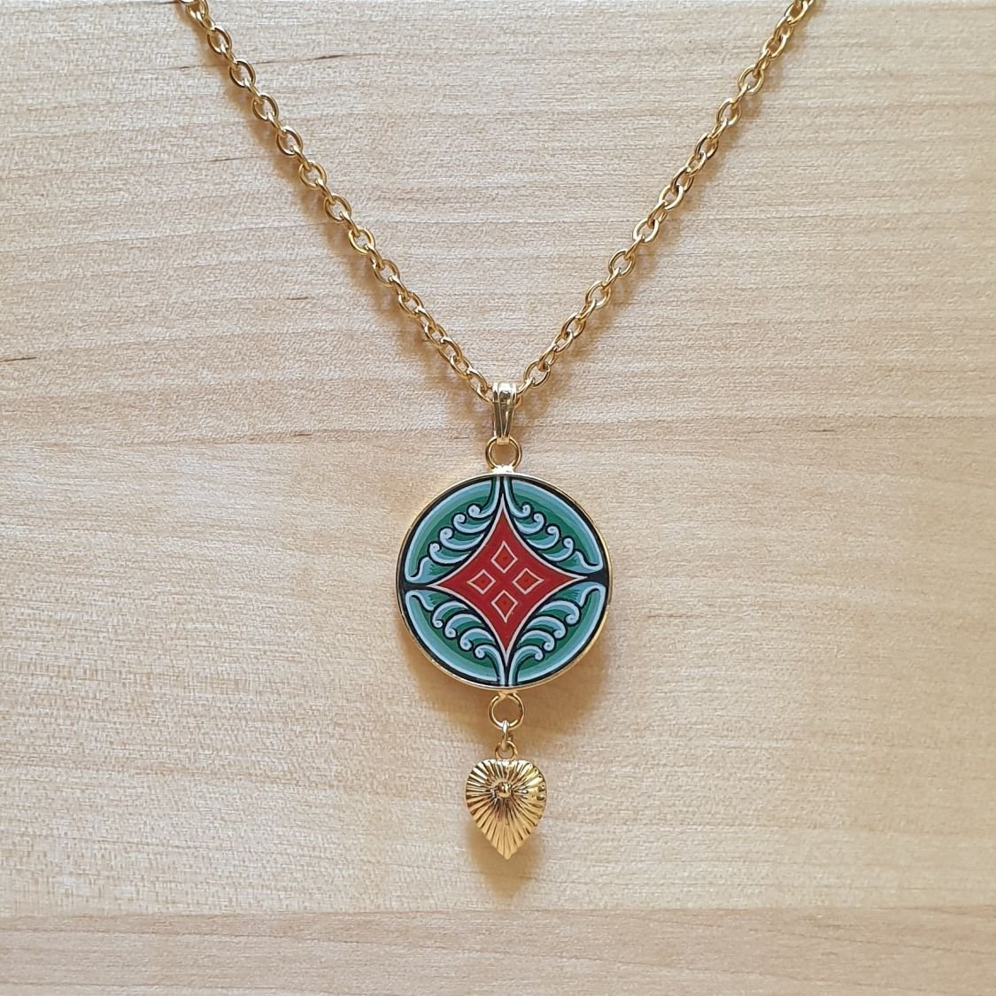 Collier pendentif motif végétal médiéval