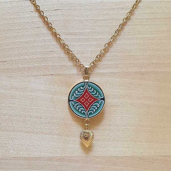 Collier pendentif motif v&eacute;g&eacute;tal m&eacute;di&eacute;val