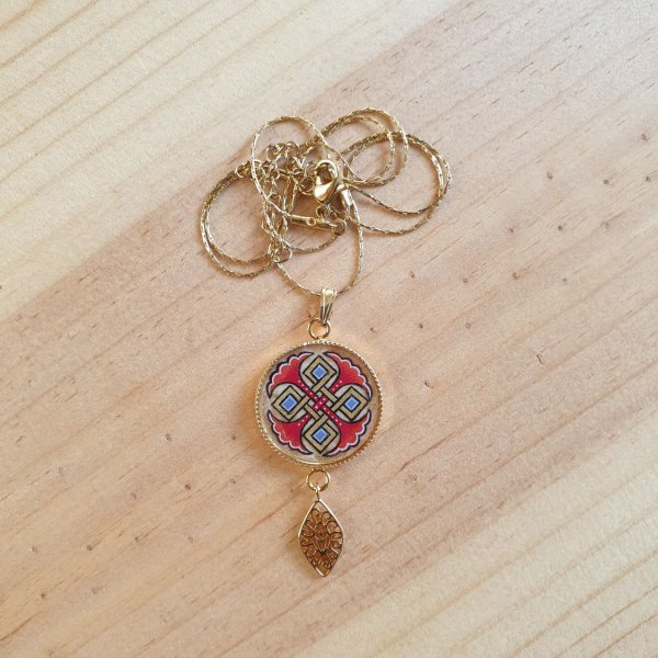 Sautoir-Halskette mit illuminiertem Anh&auml;nger aus blauen Palmetten, goldenen und roten Flechtwerken an einer vergoldeten Kette