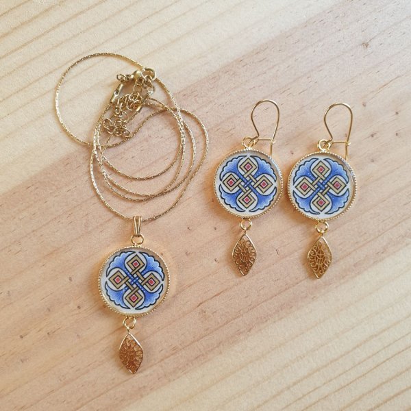 Sautoir-Halskette mit illuminiertem Anh&auml;nger aus blauen Palmetten, goldenen und roten Flechtwerken an einer vergoldeten Kette