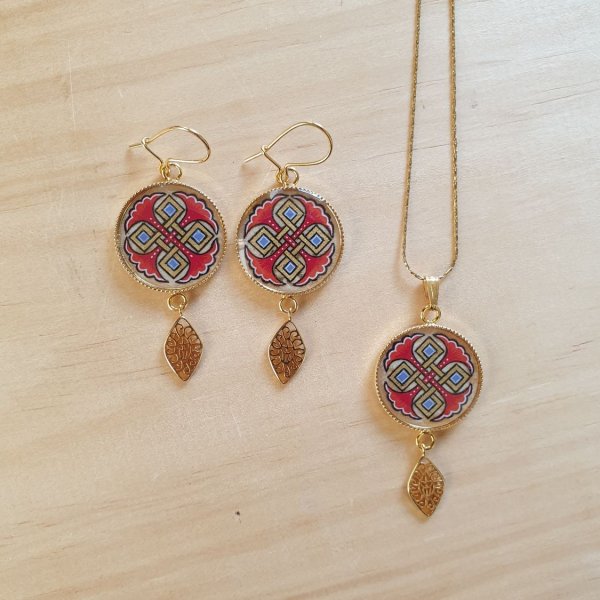 Sautoir-Halskette mit illuminiertem Anh&auml;nger aus blauen Palmetten, goldenen und roten Flechtwerken an einer vergoldeten Kette