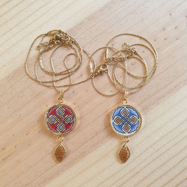 Sautoir-Halskette mit illuminiertem Anh&auml;nger aus blauen Palmetten, goldenen und roten Flechtwerken an einer vergoldeten Kette