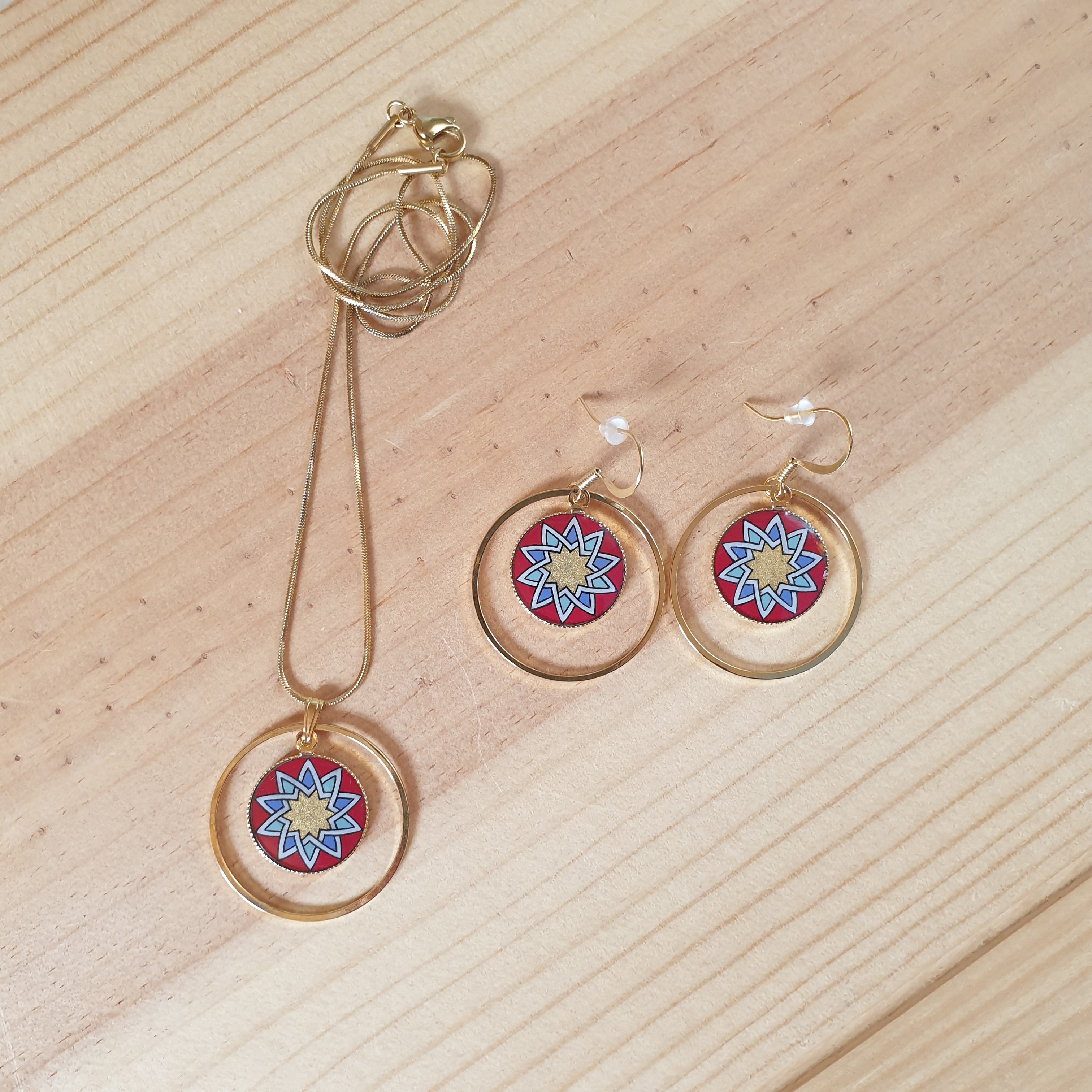 Enlumin&eacute; Rosetten-Anh&auml;ngerkette in Gold/Rot/Blau/Gr&uuml;n an vergoldeter Kette