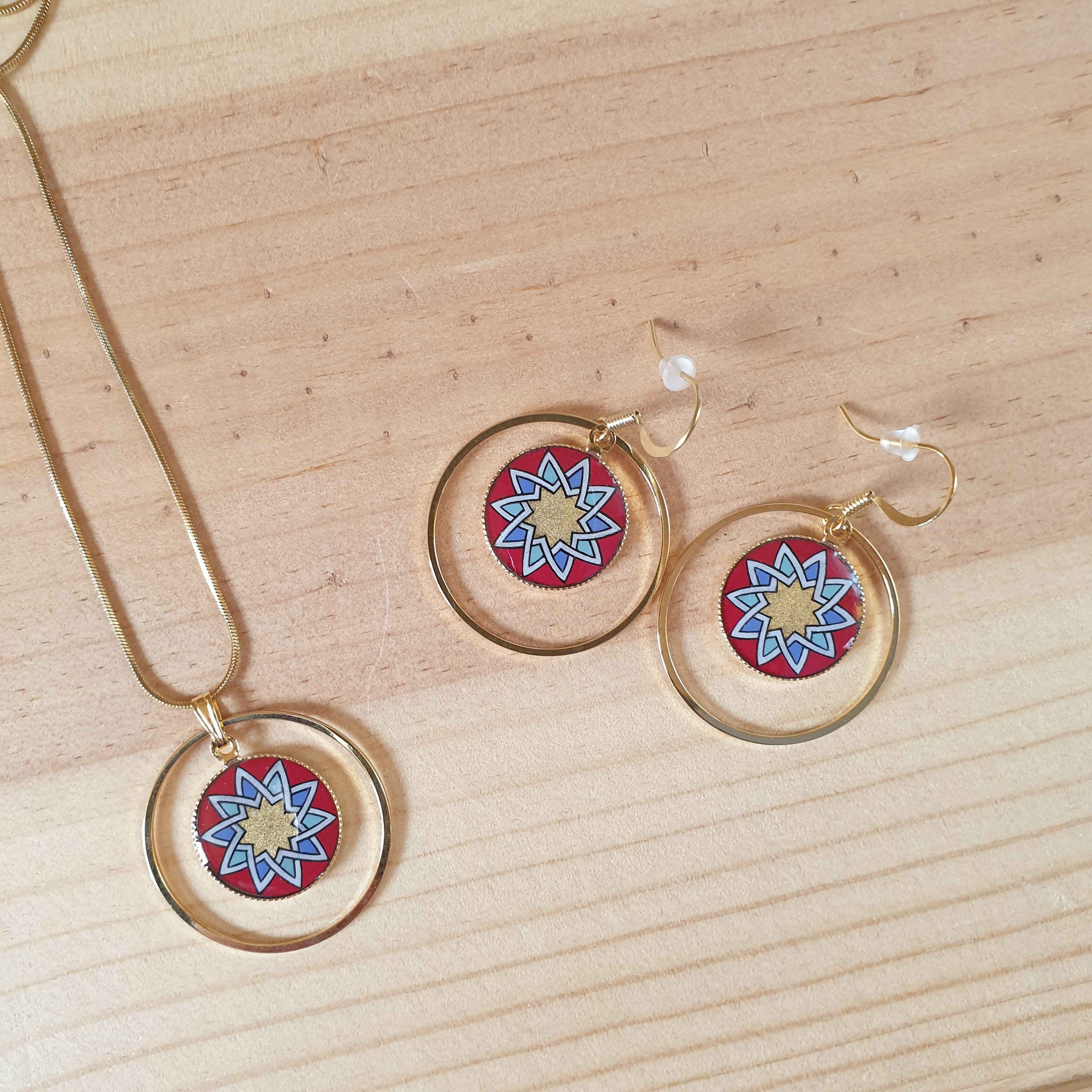 Enlumin&eacute; Rosetten-Anh&auml;ngerkette in Gold/Rot/Blau/Gr&uuml;n an vergoldeter Kette