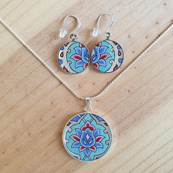Parure collier et boucles d'oreilles motif floral ottoman argenté.