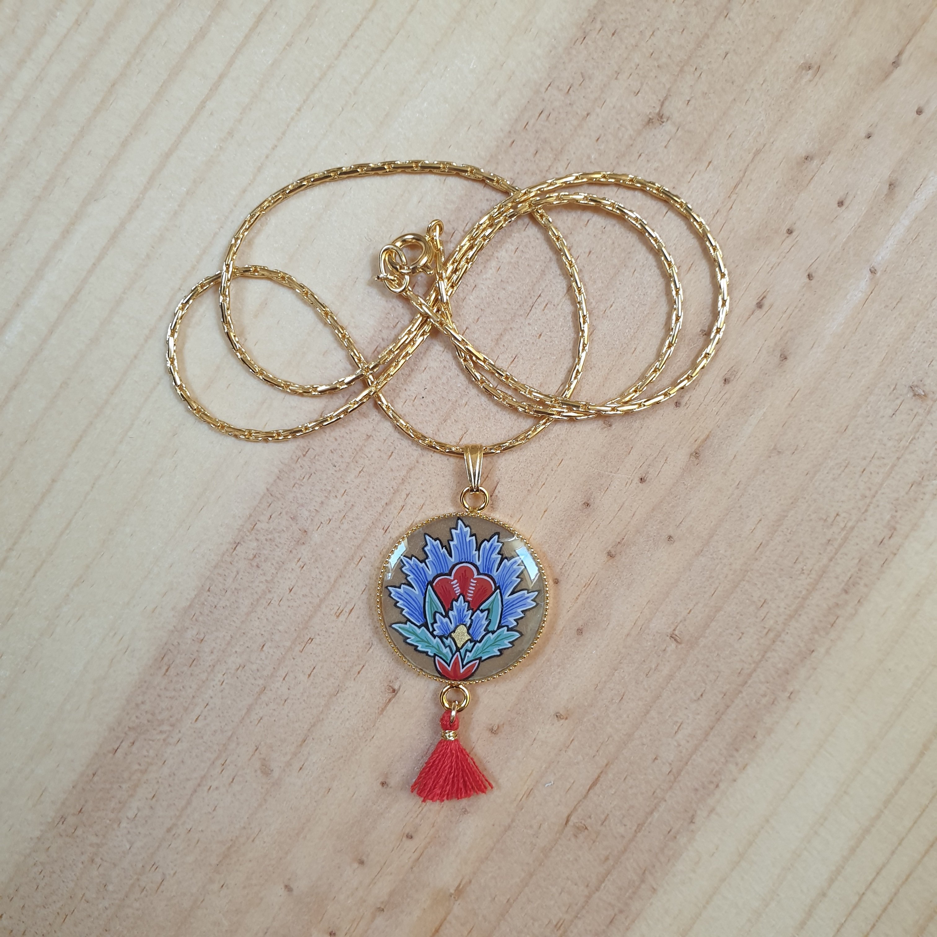 Halskette mit illuminiertem Anh&auml;nger Orientalische Blume blau