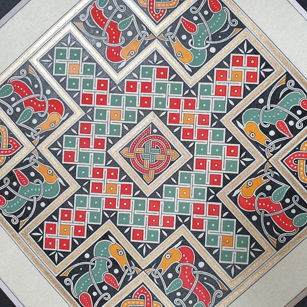 Enluminure insulaire médiévale avec motifs géométriques et animaux entrelacés.