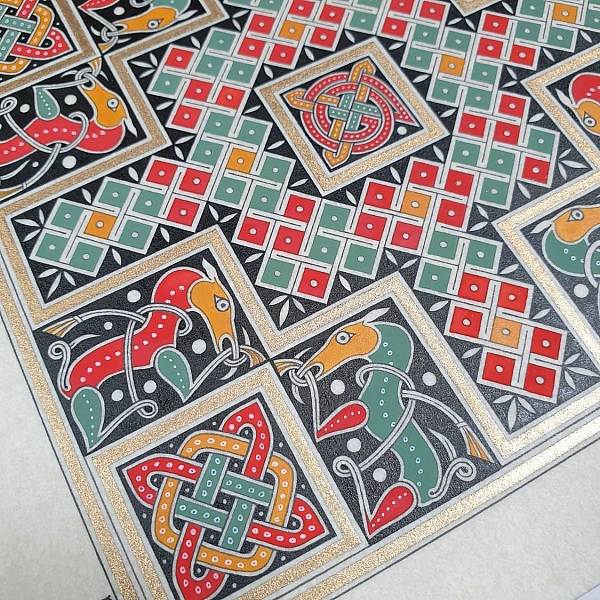 Enluminure médiévale aux motifs celtiques, entrelacs et animaux stylisés.