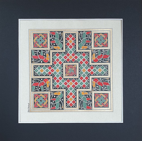 Enluminure celtique artisanale avec croix et entrelacs médiévaux.
