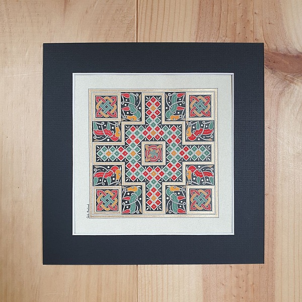 Enluminure insulaire celtique avec croix et motifs animaux noués.