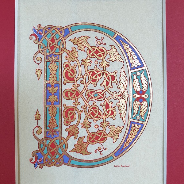 Lettre D enluminée médiévale avec entrelacs dorés et motifs végétaux.
