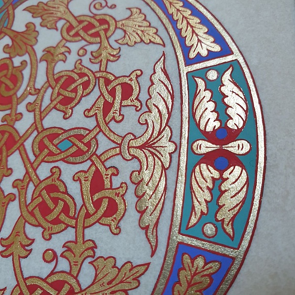 Enluminure médiévale aux motifs dorés, rouges et bleus.