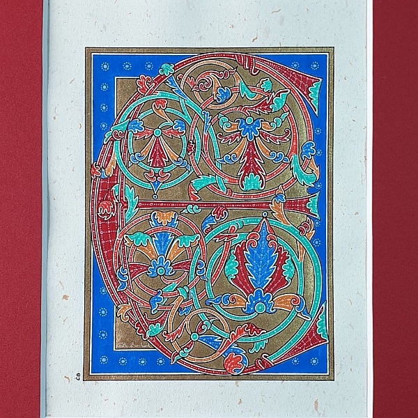 Lettre E enluminée aux motifs médiévaux colorés sur fond doré.