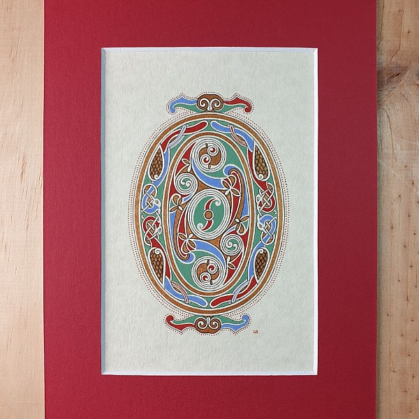 Lettre O enluminée avec motifs celtiques et entrelacs colorés.