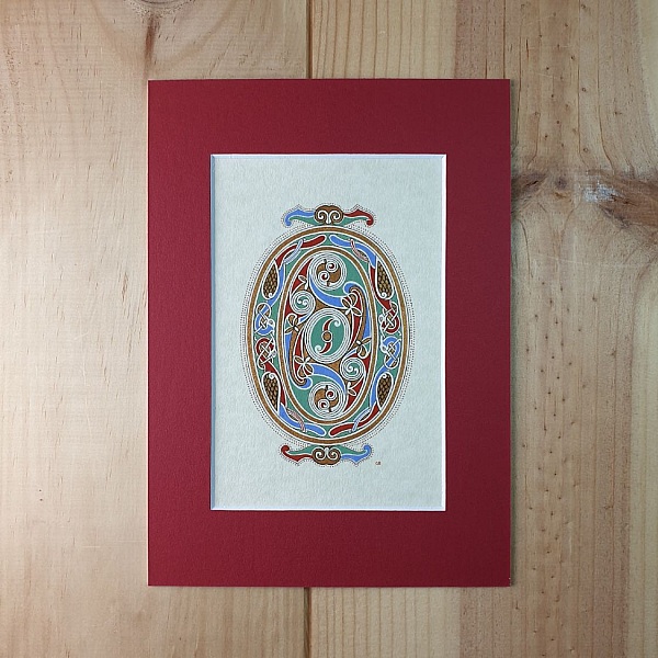 Lettre O enluminée dans le style artistique insulaire.