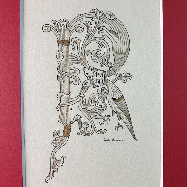 Lettre R enluminée ornée de motifs végétaux et animaliers.