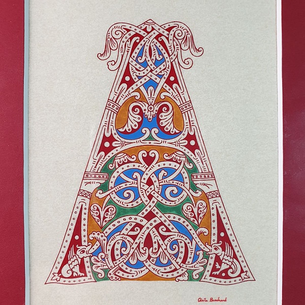 Lettre A enluminée style roman sur parchemin végétal.