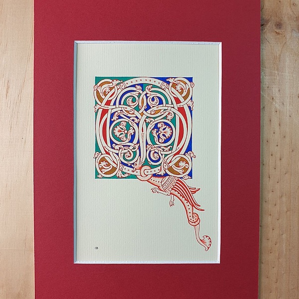 Lettre Q enluminée avec entrelacs décoratifs de style roman.