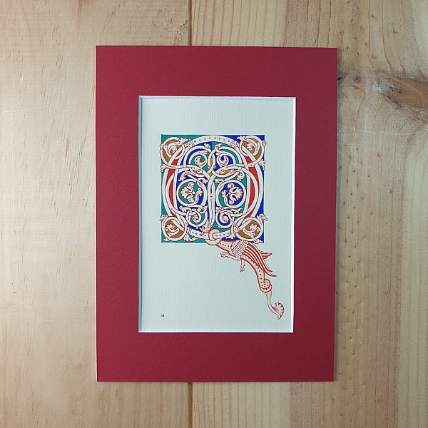 Lettre Q enluminée décorée dans un style médiéval roman.