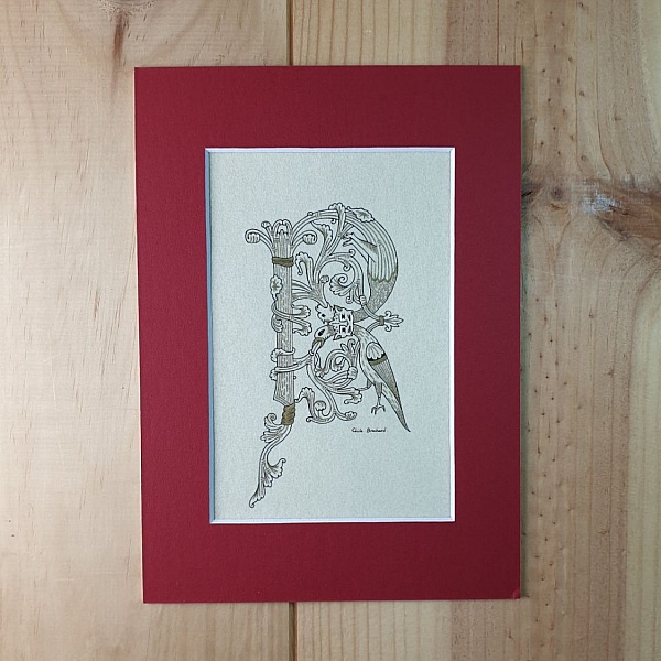 Lettre R enluminée de style roman avec motifs animaliers.