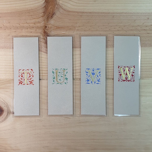 Marque-pages personnalisés avec initiales enluminées à la feuille d'or.