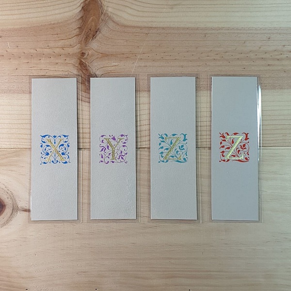 Marque-pages personnalisés avec initiales enluminées à la feuille d'or.