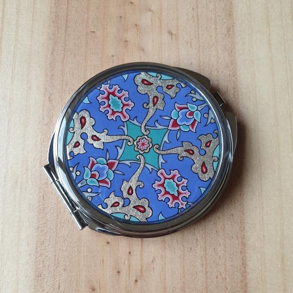 Taschenspiegel mit Blumen und Arabesken illuminiert