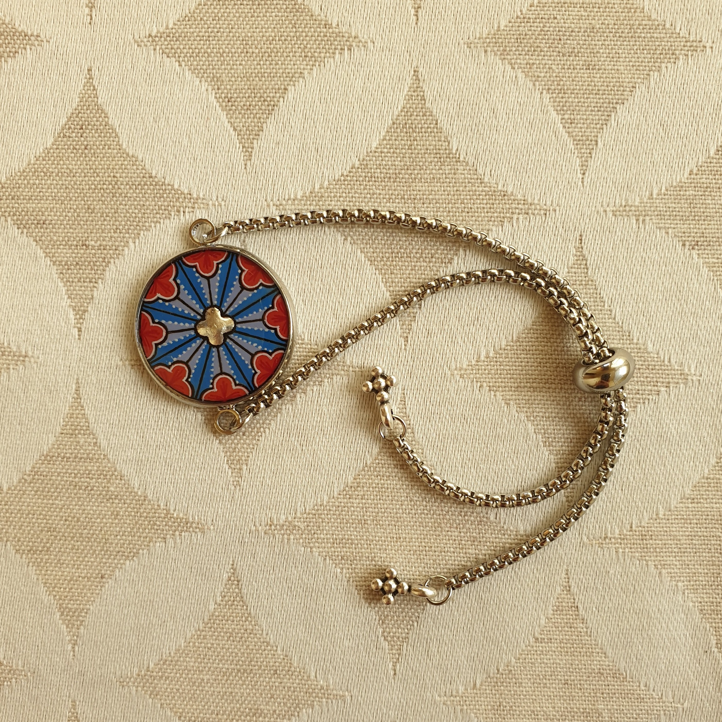 Parure boucles d'oreille et bracelet enluminure rosace gothique argent&eacute;e