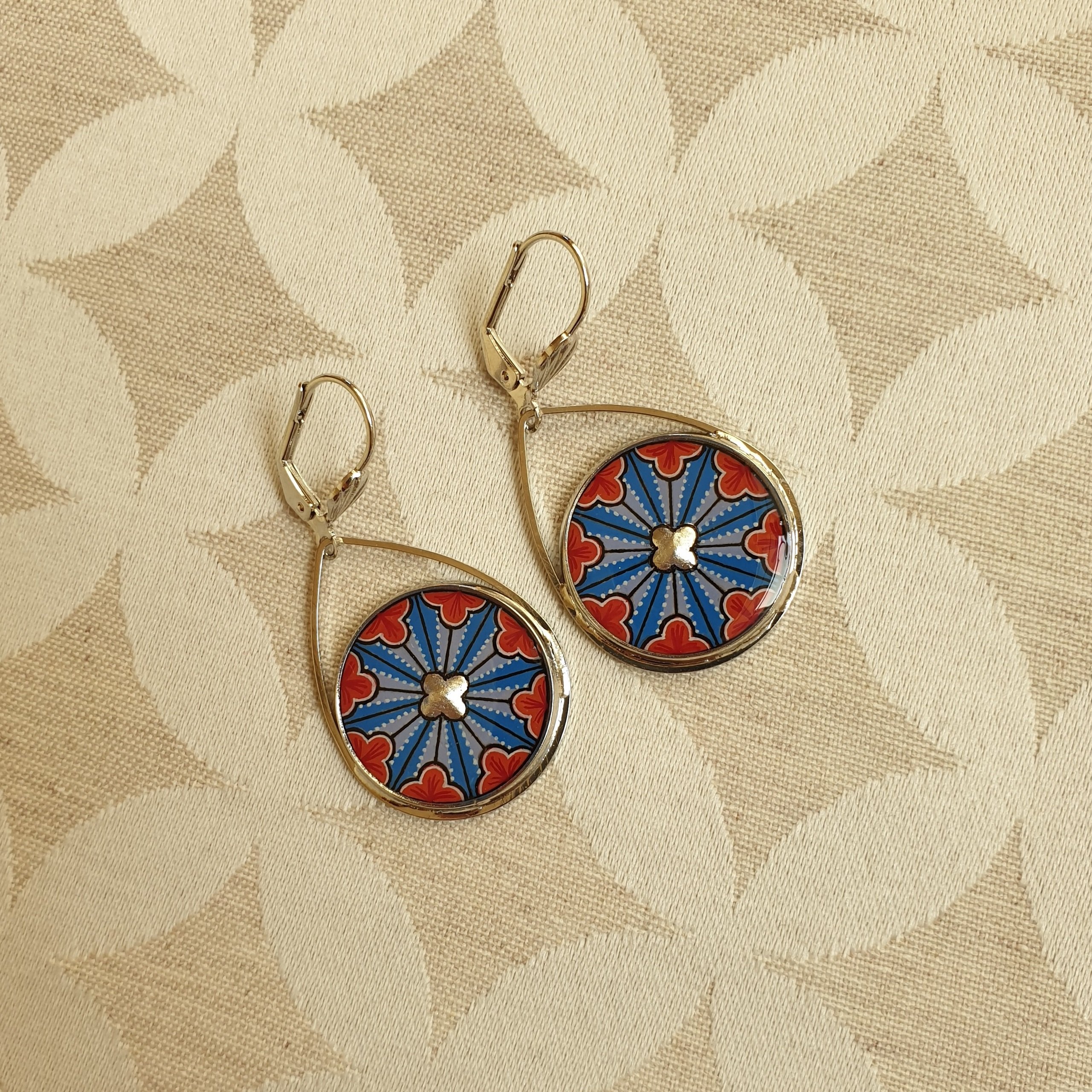 Parure boucles d'oreille et bracelet enluminure rosace gothique argent&eacute;e