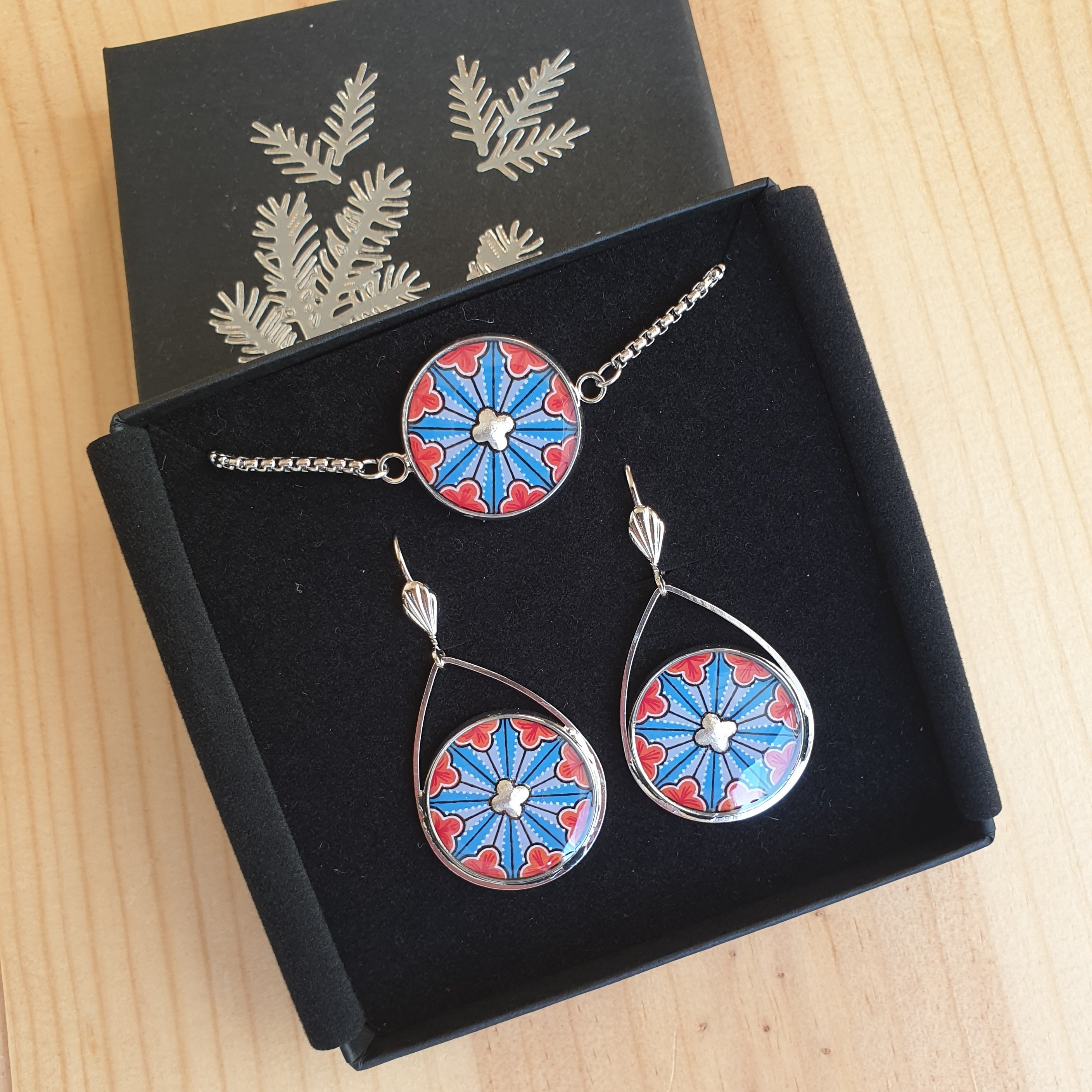 Parure boucles d'oreille et bracelet enluminure rosace gothique argent&eacute;e