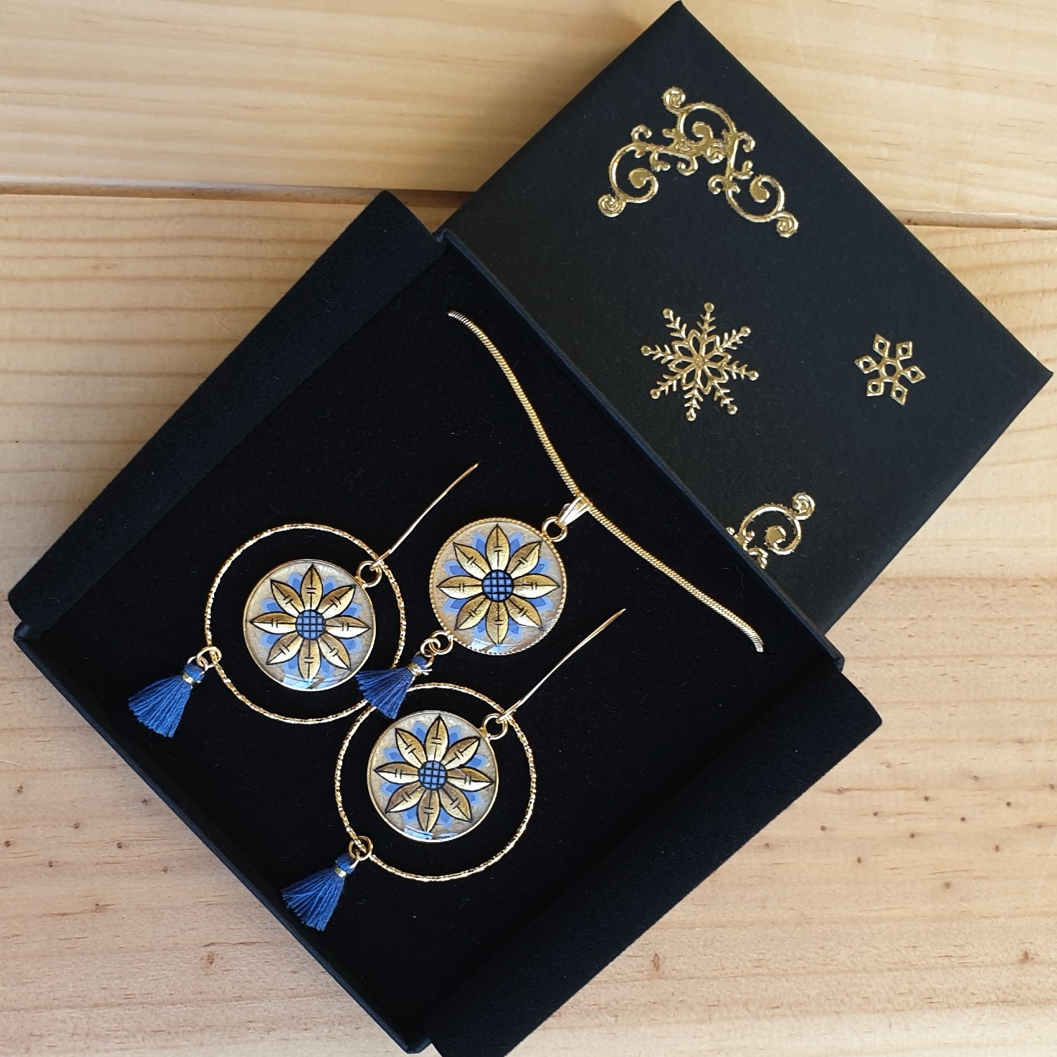 Parure boucles d'oreille et collier enluminure fleur or/bleue ou or/rouge