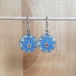 Illuminierte Hängeohrringe orientalische Blume blau